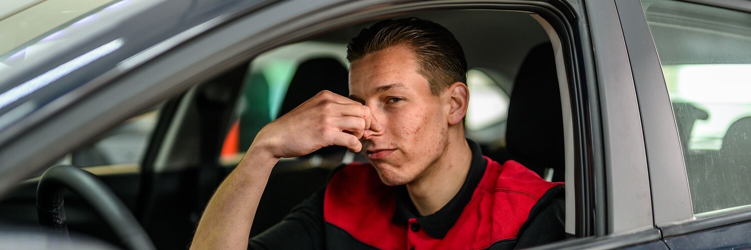 Waarom stinkt mijn airco in de auto?